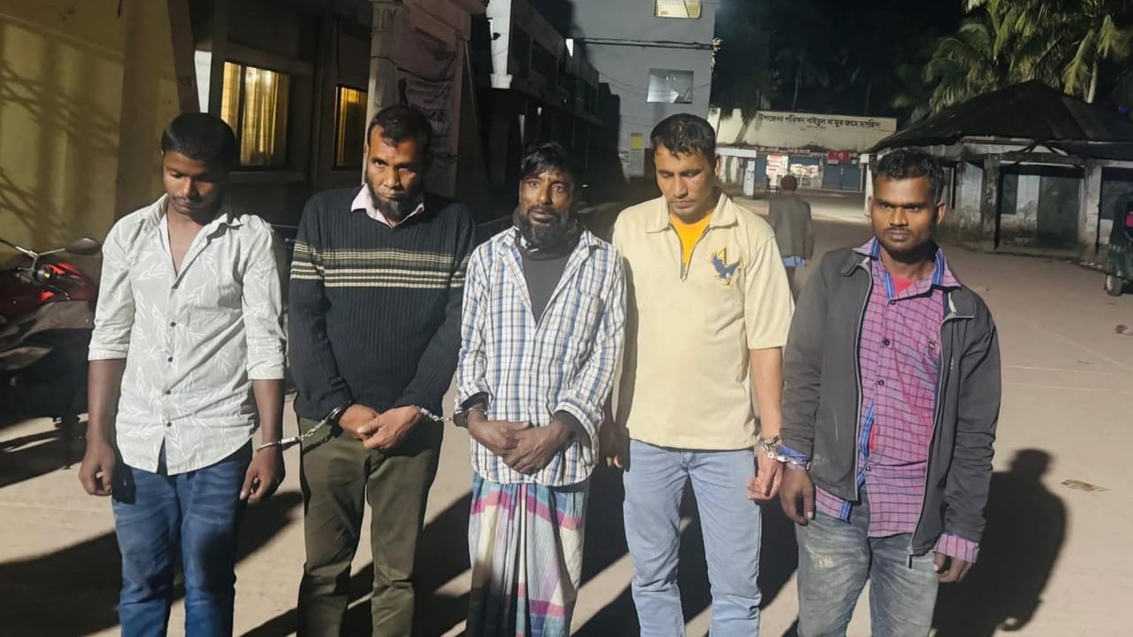 লক্ষ্মীপুরে গাঁজা সেবনের দায়ে ভ্রাম্যমাণ আদালতে পাঁচ জনের কারাদণ্ড